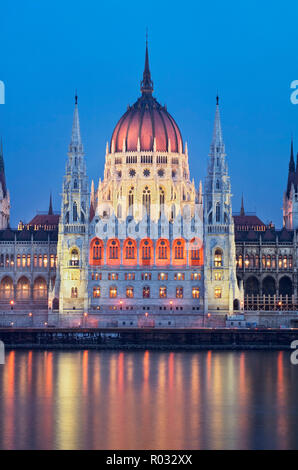 Bâtiment du Parlement européen reflète dans Danube, Budapest, Hongrie Banque D'Images