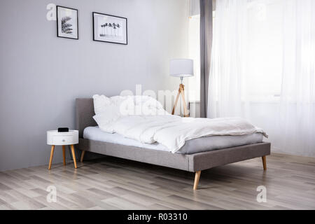 L'intérieur d'une maison moderne avec Tidy Bed Banque D'Images