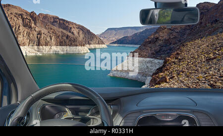 Regarder à travers un pare-brise de voiture avec vue sur le fleuve Colorado à l'avant de le Barrage Hoover sur le côté du Nevada, USA Banque D'Images