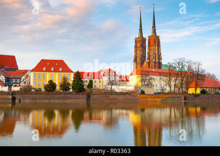 Vue sur la rivière Oder et cathédrale Saint-Jean-Baptiste au coucher du soleil à Wroclaw, la Basse Silésie, Pologne Banque D'Images