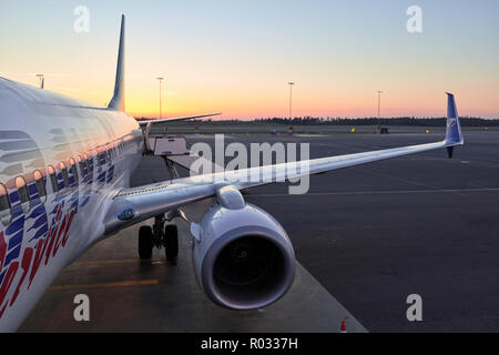 Avion à réaction juste avoir embarqué des passagers à bord d'un beau soir de l'aéroport d'Arlanda, Suède Banque D'Images