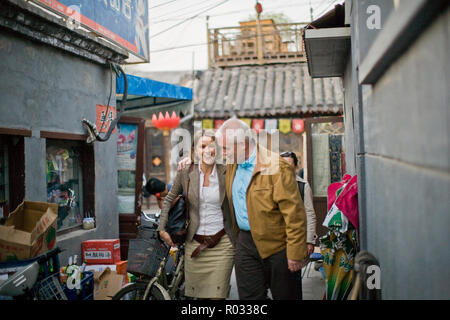 Heureux Couple marchant dans une rue de la ville. Banque D'Images