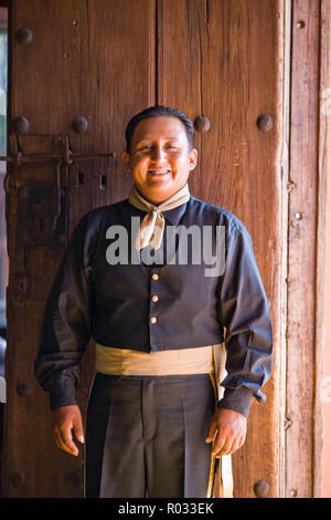 Portrait of a smiling young homme vêtu de vêtements traditionnels. Banque D'Images