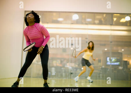 Amis jouant ensemble de Racquetball Banque D'Images