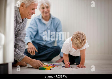 Dessin enfant et jouer avec ses grands-parents. Banque D'Images