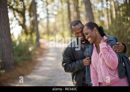 Jeune couple sur chemin forestier Banque D'Images