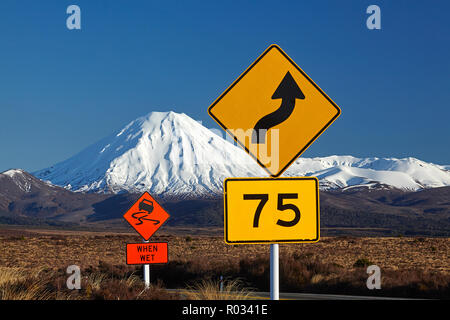 La signalisation routière sur la route du désert et Mt Ngauruhoe, Parc National de Tongariro, Central Plateau, North Island, New Zealand Banque D'Images