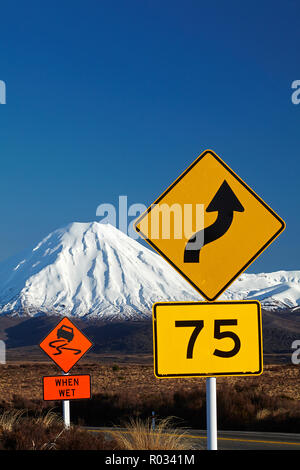 La signalisation routière sur la route du désert et Mt Ngauruhoe, Parc National de Tongariro, Central Plateau, North Island, New Zealand Banque D'Images