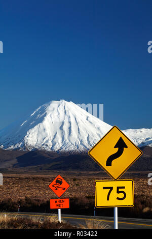 La signalisation routière sur la route du désert et Mt Ngauruhoe, Parc National de Tongariro, Central Plateau, North Island, New Zealand Banque D'Images