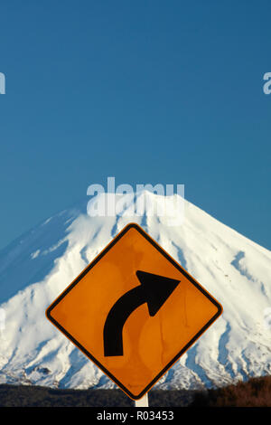 Corner signe sur route du désert et Mt Ngauruhoe, Parc National de Tongariro, Central Plateau, North Island, New Zealand Banque D'Images