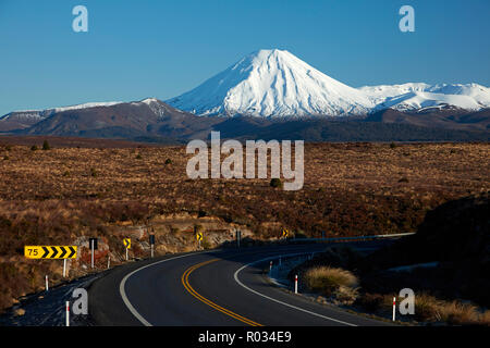 Mt Ngauruhoe et route du désert, Parc National de Tongariro, Central Plateau, North Island, New Zealand Banque D'Images