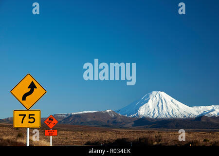 La signalisation routière sur la route du désert et Mt Ngauruhoe, Parc National de Tongariro, Central Plateau, North Island, New Zealand Banque D'Images