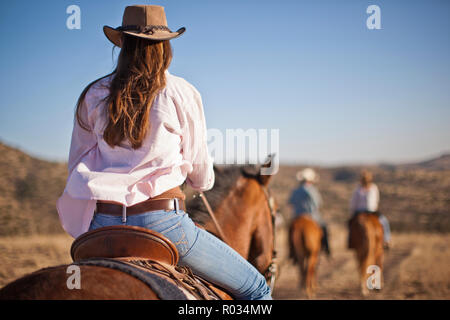 Adolescente l'équitation dans un ranch. Banque D'Images