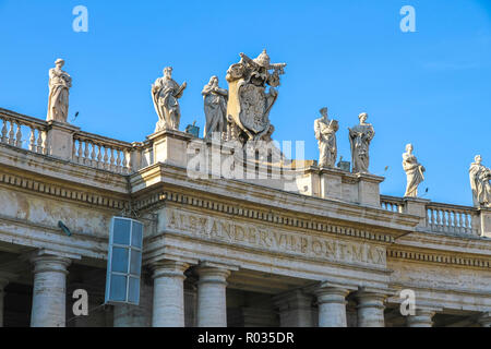 Vue rapprochée sur les détails de la Place St Pierre à Rome, Italie sur une journée ensoleillée. Banque D'Images