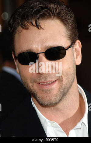 Russell Crowe arrivant à l'ombre à la première à l'Universal Amphitheatre de Los Angelles. 23 mai 2005.01 CroweRussell 046 Red Carpet Event, Vertical, USA, Cinéma, Célébrités, photographie, Bestof, Arts, Culture et divertissement, Célébrités Topix fashion / Vertical, Best of, événement dans la vie d'Hollywood, Californie - Tapis rouge et en backstage, USA, Cinéma, Célébrités, cinéma, télévision, Célébrités célébrités musique, photographie, Arts et culture, Bestof, divertissement, Topix headshot, vertical, une personne, à partir de l'an 2005, enquête tsuni@Gamma-USA.com Banque D'Images