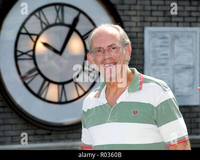 Retour à l'avenir, le trajet est de fermer la porte après 14 ans à l'Universal Studio à Los Angeles. Christopher Lloyd et la tour de l'horloge  LloydChristopher01 smile 01 Red Carpet Event, Vertical, USA, Cinéma, Célébrités, photographie, Bestof, Arts, Culture et divertissement, Célébrités Topix fashion / Vertical, Best of, événement dans la vie d'Hollywood, Californie - Tapis rouge et en backstage, USA, Cinéma, Célébrités, cinéma, télévision, Célébrités célébrités musique, photographie, Arts et culture, Bestof, divertissement, Topix headshot, vertical, une personne, à partir de l'an Banque D'Images