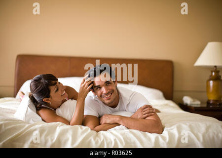 Couple face au lit. Banque D'Images