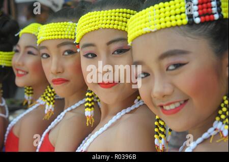 La Malaisie Sabah Kiulu - Aug 9, 2018 : un groupe d'autochtones de Bornéo Sabah portant des costumes traditionnels dans Sabah Kiulu. Banque D'Images