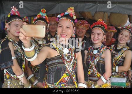 La Malaisie Sabah Kiulu - Aug 9, 2018 : un groupe d'indigènes dame prenant en selfies Journée internationale des peuples autochtones 2018. Kiulu dans Banque D'Images