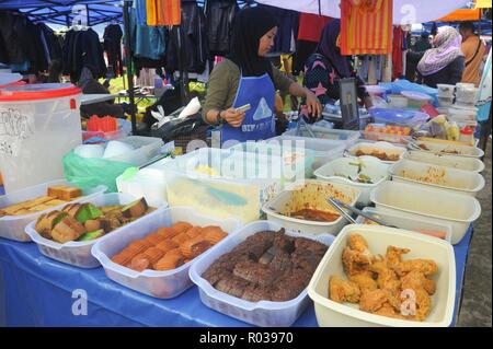 Tamparuli Sabah Malaisie - Aug 8, 2018 : Street food vendor gâteau à la vente sur le marché ouvert, wc séparés. Restaurant de rue est populaire parmi les touristes et locaux. Banque D'Images