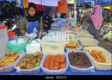 Tamparuli Sabah Malaisie - Aug 8, 2018 : Street food vendor gâteau à la vente sur le marché ouvert, wc séparés. Restaurant de rue est populaire parmi les touristes et locaux. Banque D'Images