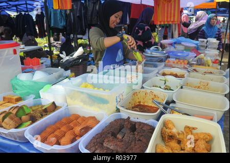 Tamparuli Sabah Malaisie - Aug 8, 2018 : Street food vendor gâteau à la vente sur le marché ouvert, wc séparés. Restaurant de rue est populaire parmi les touristes et locaux. Banque D'Images