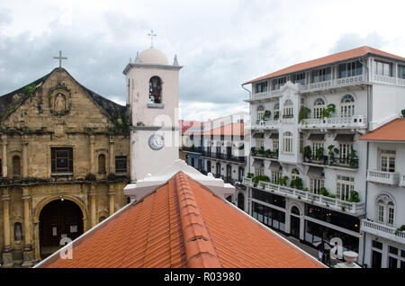 Casco Viejo charmants bâtiments. L'église de La Merced est sur la gauche et un hôtel de luxe se trouve sur la droite. Banque D'Images