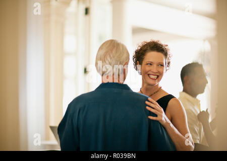 Mature couple dansant ensemble dans l'hôtel. Banque D'Images