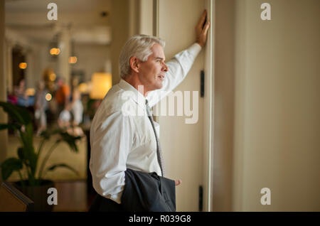 Happy businessman looking au loin dans la distance. Banque D'Images