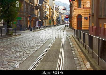 Ancienne route pavée avec des voies de tram dans le centre-ville au matin à Lviv, Ukraine Banque D'Images