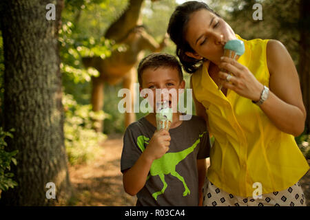 Portrait of a smiling woman eating ice cream. Banque D'Images