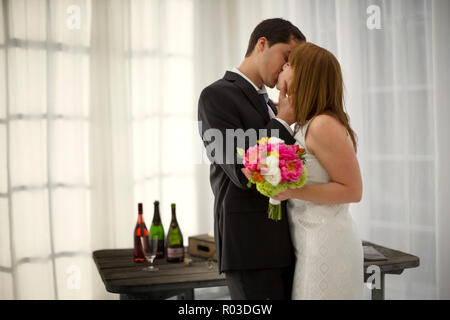 Bride and Groom kissing à réception de mariage. Banque D'Images