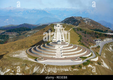 VUE AÉRIENNE. Mémorial sur le front italien - autrichien de la première Guerre mondiale à Monte Grappa (altitude : 1775m). Crespano del Grappa, Vénétie, Italie. Banque D'Images