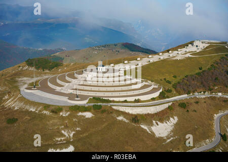 VUE AÉRIENNE. Mémorial sur le front italien - autrichien de la première Guerre mondiale à Monte Grappa (altitude : 1775m). Crespano del Grappa, Vénétie, Italie. Banque D'Images