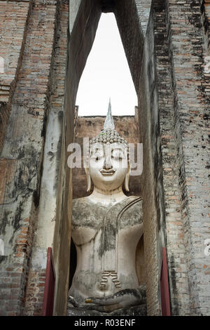 La consécration du temple du 13e siècle, la plus grande image de Bouddha de Sukhothai, Thaïlande. Phra Achana à Wat Si Chum. Banque D'Images