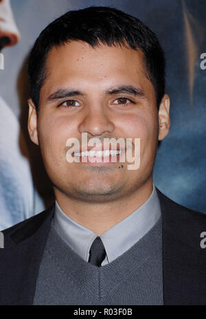 Michael Pena arrivant à la shooter premiere au Westwood Village Theatre de Los Angeles. portrait sourire pleine longueur eye contact dressPenaMichael190 Red Carpet Event, Vertical, USA, Cinéma, Célébrités, photographie, Bestof, Arts, Culture et divertissement, Célébrités Topix fashion / Vertical, Best of, événement dans la vie d'Hollywood, Californie - Tapis rouge et en backstage, USA, Cinéma, Célébrités, cinéma, télévision, Célébrités célébrités musique, photographie, Arts et culture, Bestof, divertissement, Topix headshot, vertical, une personne, à partir de l'an 2007, à l'enquête Banque D'Images