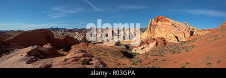 NV00080-00...NEVADA - Vue panoramique donnant sur les buttes de grès colorés et des côtes dans le désert de Mojave de Parking Lot 3 dans la Vallée de Feu Banque D'Images