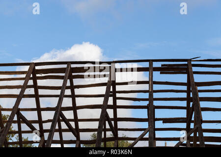 Structure en bois de la toiture de l'immeuble pendant la réparation Banque D'Images
