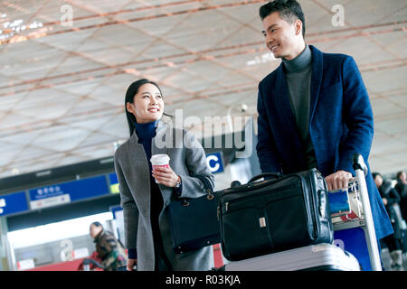 Hommes et femmes d'affaires à l'aéroport. Banque D'Images