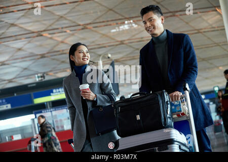 Hommes et femmes d'affaires à l'aéroport. Banque D'Images