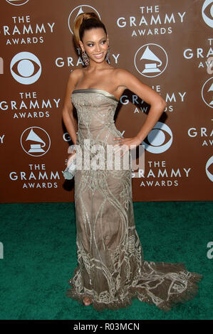 Beyonce Knowles arrivant à la 48e cérémonie des Grammy Awards au Staples Center de Los Angeles, le mercredi 8 février 2006KnowlesBeyonce058 Red Carpet Event, Vertical, USA, Cinéma, Célébrités, photographie, Bestof, Arts, Culture et divertissement, Célébrités Topix fashion / Vertical, Best of, événement dans la vie d'Hollywood, Californie - Tapis rouge et en backstage, USA, Cinéma, Célébrités, cinéma, télévision, Célébrités célébrités musique, photographie, Arts et culture, Bestof, divertissement, Topix, vertical, une seule personne, à partir de l'année 2006, enquête tsuni@Gamma-USA.com Fashion - Plein L Banque D'Images