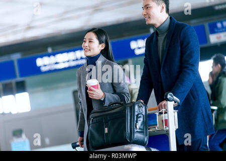 Hommes et femmes d'affaires à l'aéroport. Banque D'Images