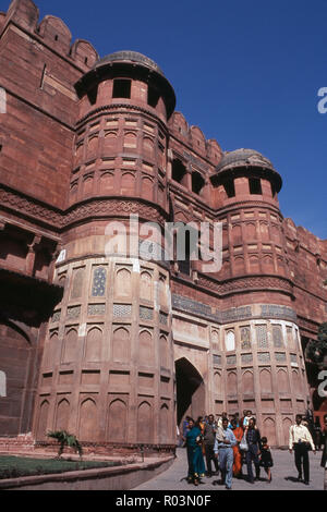 À Tourisme Delhi gate, fort d'Agra, Agra, Uttar Pradesh, Inde, Asie Banque D'Images