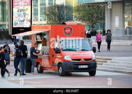 Paris, France - 16 octobre 2018 : French Food Trucks à l'extérieur, bien le 'camion alimentaire Original', les clients de commander et de vendeur de rue, La Defense, Paris, Banque D'Images