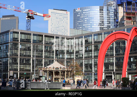 Paris, France - 16 octobre 2018 : l'Araignée rouge (araignée rouge) l'Art Moderne Sculpture d'Alexander Calder à La Défense, Paris, France, Europe Banque D'Images