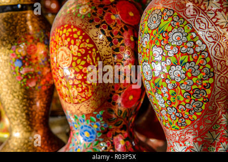 Le papier mâché est le matériau pour de nombreux souvenirs du cachemire comme vases, vendus dans de petits magasins le long lac Dal Banque D'Images