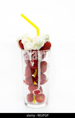 Les fraises avec de la crème. Crème de flux sur les fraises. Isoler Banque D'Images