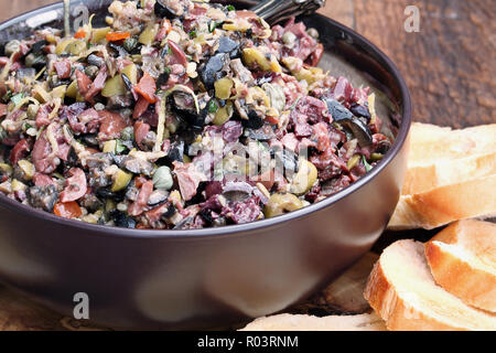 Tapenade d'Olives mixtes maison faite avec de l'ail, les câpres, l'huile d'olive, Kalamata, olives noires et vertes avec du pain grillé. L'extrême profondeur de champ Banque D'Images