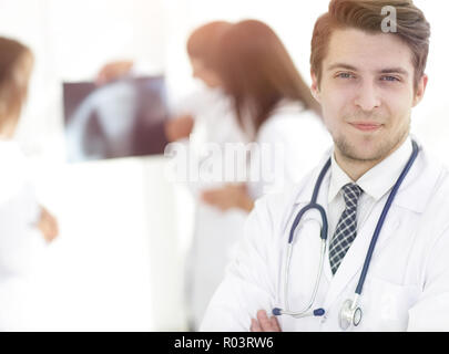 Jeune médecin sur l'arrière-plan de collègues Banque D'Images