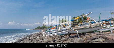 Panorama des bateaux de pêche traditionnels balinais sur la plage rocheuse de Gili Balai, Indonésie Banque D'Images